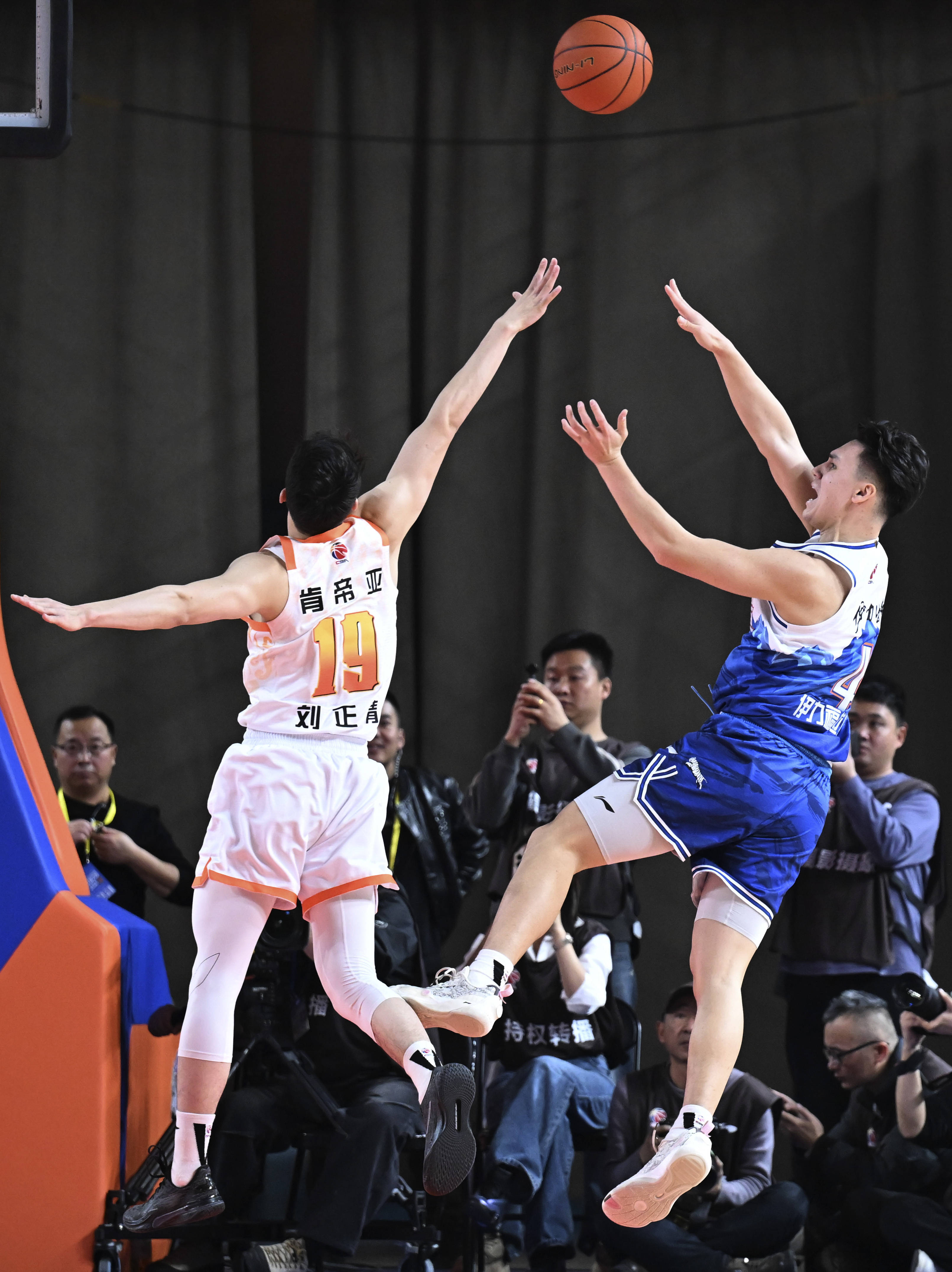 关于今晨达拉斯独行侠备战NBA季后赛广州队队长鼓劲备战意大利杯，山东男篮状态回暖备战法甲看傻球迷的信息